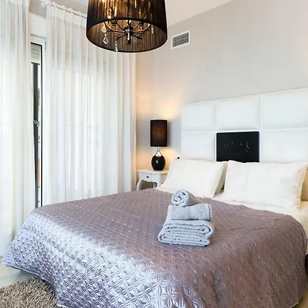 La Goleta - San Pedro Beachside, 200m Apartment *